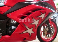 Dalam memodifikasi motornya, Limbad juga terinspirasi dengan nama anaknya, Limbintang. Maka dari itu itu mengaplikasikannya di bodi motornya yang di airbrush bintang di beberapa bodinya. (Aditya Maulana).