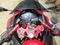 Windshield atau kaca fairing depan dan headlamp protector juga menggunakan warna smoke. Hal ini dilakukan agar dilihat dari depan lebih sangar yang juga mencirikan pemiliknya. (Aditya Maulana).