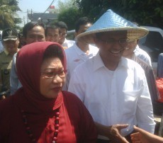 Gaya Dahlan Iskan Memakai Caping & Topi Koboi