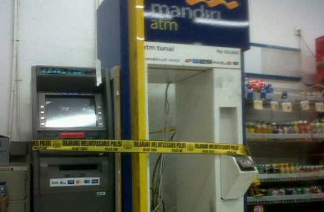 Linggis & Sandal Tertinggal di Lokasi Pencurian ATM Mandiri di Rawamangun