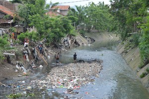 Nunggu gubernur ? kelamaan. Nunggu banjir ? kecepetan