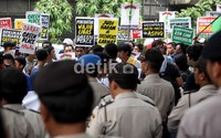 Aparat kepolisian membuat barikade pengamanan di depan kantor Greenpeace, Jakarta.