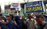 Dalam aksinya massa Hizbullah membawa poster dan spanduk yang bertuliskan 'Usir Greenpeace dari Indonesia'.