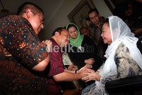 Sutan Bhatoegana datang dengan ditemani Anas Urbaningrum.