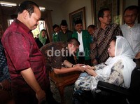Anas Urbaningrum menyalami Istri Gus Dur, Sinta Nuriyah.