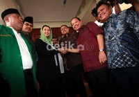 Yenny yang memakai baju muslim dan kerudung menyambut kedatangan Sutan Bhatoegana dan rombongan.
