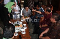 Pertemuan antara Sutan Bhatoegana Sinta Nuriyah berlangsung hangat dan santai.