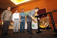 Menteri PDT Helmy Faizhal menabung gong saat membuka rapat teknis daerah perbatasan ini. Isu perbatasan selalu hangat karena terkait dengan kedaulatan negara dan kesejahteraan masyarakat setempat.