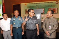 (Ka-ki) Deputi Pengembangan Daerah Khusus KPDT Suprayoga, Menteri PDT Helmy Faishal Zaini, Kepala Dinas Potensi Maritim (Dispotmar) Mabes TNI AL Laksamana Pertama TNI Kingkin dan Sesmen KPDT Nurdin berdialog saat menghadiri Rapat Teknis Nasional (Rateknas) tersebut.