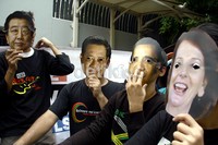Para demonstran memakai topeng para pemimpin negara Conference of the Parties (COP). Ramses/detikFoto.