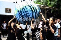 Para pendemo membawa replika bumi. Ramses/detikFoto.