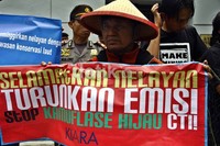 Mereka meminta agar emisi diturunkan agar nelayan selamat. Ramses/detikFoto.