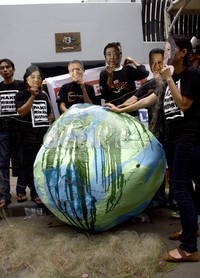 Para demonstran meminta pemerintahan Australia jangan melakukan perubahan solusi palsu untuk perubahan iklim di Indonesia. Ramses/detikFoto.