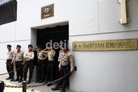 Aparat kepolisian berjaga di depan Kedubes Australia. Ramses/detikFoto.
