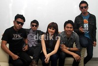 'Tinggal video klip sama finishing albumnya. Covernya udah jadi,' ujar Momo. Gusmun/detikHot.