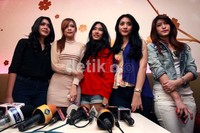     Alasan mundurunya dari girlband yang sudah membesarkan namanya tersebut adalah lantaran misi yang berbeda.