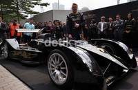 Mika Hakkinen berpose dengan Caparo, mobil super yang dibuat dengan teknologi Formula 1 oleh para insinyur tim McLaren.