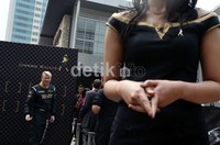 Dengan menggunakan baju balap, Mika Hakkinen menyapa penggemarnya.