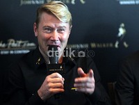 Kedatangan mantan pembalap tim McLaren Mercedes ini dalam rangka kampanye global Johnnie Walker.