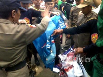 Massa Pro Gus Dur Bakar Bendera Demokrat