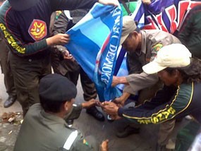 Pro Gus Dur di Jember Marah, Bendera Partai Demokrat Dirobek-robek