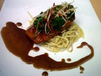 Sajian yang paling direkomendasikan adalah grilled salmon with spinach and teriyaki sauce. Ini merupakan menu fusion gaya Asia. Terdiri dari spaghetti angel hair yang dimasak al dente, grilled salmon yang dibalut teriyaki sauce, juga tumisan bayam dan tauge di atasnya.