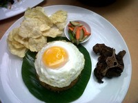Nasi goreng buntutnya juga tak kalah istimewa. Patut dicoba!