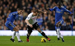 John Arne Riise menggocek bola untuk melewati Eden Hazard dan Ramires dalam pertandingan yang berlangsung di Stamford Bridge, Kamis (29/11/2012) dinihari WIB. Reuter/Eddie Keogh.