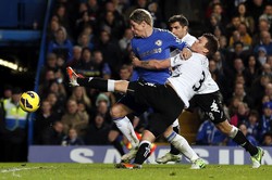John Arne Riise berusaha menahan serangan Fernando Torres. Reuters/Stefan Wermuth