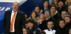 Rafael Benitez memberikan arahan dari pinggir lapangan. Reuters/Eddie Keogh