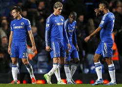 Cesar Azpilicueta, Fernando Torres, Ramires, dan Ashley Cole tampak kecewa dengan hasil imbang tersebut. Dengan hasil ini, Chelsea menggeser West Bromwich Albion dari posisi tiga klasemen. Reuters/Eddie Keogh.