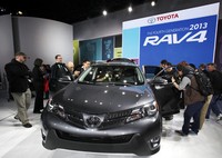 Toyota meluncurkan generasi keempat RAV4, RAV4 terbaru lebih tajam dan memiliki desain yang lebih agresif. Apalagi konsumsi BBMnya makin irit, mencapai 31 mil per galon di jalan bebas hambatan. Reuters/Mario Anzuoni.