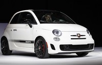 Fiat 500e, mobil kecil bertenaga listrik dari Fiat. Mobil ini bisa melaju sampai 80 mil sekali baterainya terisi penuh. Mobil akan mulai dijual di California tahun depan. Reuters/Mario Anzuoni.