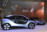 BMW i3 juga turut meramaikan Los Angeles Auto Show. Mobil listrik ini memiliki motor bertenaga 170 kuda dengan penggerak roda belakang. Baterainya terletak di bawah kabin sehingga membuat pusat gravitasi mobil lebih bagus untuk handling. AFP/Toshifumi Kitamura.
