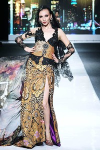Anne Avantie Jakarta Fashion Week 2013 at Fashion Loft Plaza Senayan, Jakarta. [Foto: Mohammad Abduh/Wolipop]