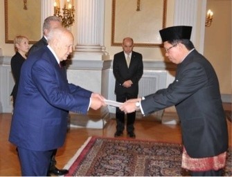 Dubes Bahanadewa Serahkan Surat-surat Kepercayaan 