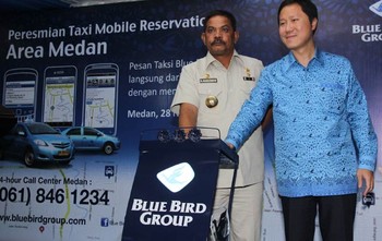 Walikota Medan Rahudman Harahap bersama Vice President Central Oepration Blue Bird Group, Sigit Priawan Djokosoetono, memencet bel, meresmikan  taxi mobile reservation area Medan.