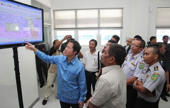 Walikota Medan, Rahudman Harahap, sedang menerima penjelasan tentang penggunaan Taxi Moblie Reservation dari Vice President Central Operation, Sigit Priawan Djokosoetono di Pool Blue Bird Medan