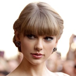 Taylor Swift Cantik Seperti Boneka