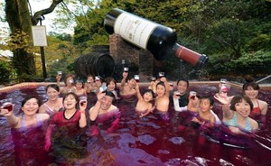 Wiih! Jepang Punya Kolam Renang Isi Campuran Wine