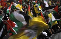 Warga Ramallah menyambut gembira keputusan sidang umum PBB. REUTERS/Mohamad Torokman.