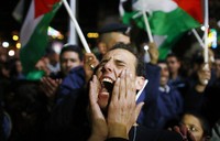 Mereka berteriak histeris. REUTERS/Ammar Awad.