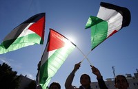 Mereka juga mengibarkan bendera Palestina. REUTERS/Mohamad Torokman.