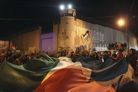 Bendera Palestina berukuran raksasa dibentangkan massa. REUTERS/Ammar Awad.