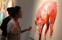Pengunjung menyaksikan Pameran Kriya Indonesia. Gus Mun/detikcom.