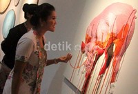 Dimensi bervariasi karya Made Gede Wiguna Valasara mengundang perhatian beberapa pengunjung. Gusmun/detikcom.