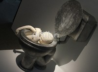 Tenggelam dalam klosetnya freud karya Maria Indriasari juga turut meramaikan Pameran Kriya Indonesia. Gusmun/detikcom.