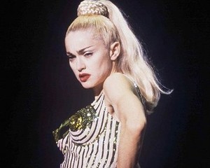 Dilelang, Harga Korset Madonna Bisa Mencapai Rp 230 Juta