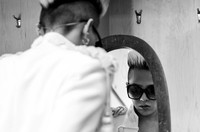 Sang leader G-Dragon bercermin dulu sebelum naik ke atas panggung. (dok. YG Entertainment)