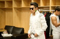 TOP terlihat tampan dengan kostum serba putihnya. (dok. YG Entertainment)